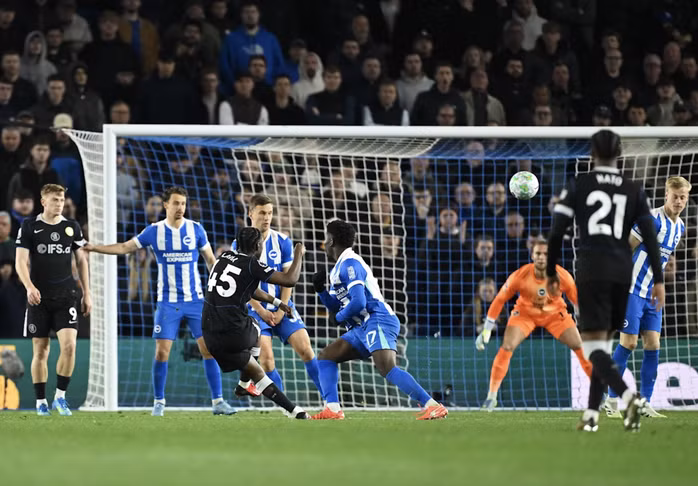 Cú sút duy nhất không trúng đích của Romero Lavia sau gần 1 giờ thi đấu