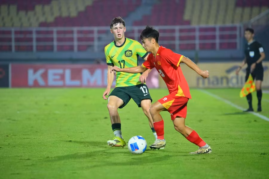 U.17 VN (phải) thể hiện bản lĩnh khi lội ngược dòng thắng U.17 Úc. ẢNH: VFF