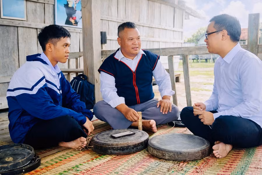 Nghệ nhân Đinh Hdot (ngồi giữa; làng Nak, xã Kbang) đồng hành cùng nhóm học sinh thực hiện giải pháp đưa công nghệ vào kỹ thuật chỉnh chiêng của người Bana.