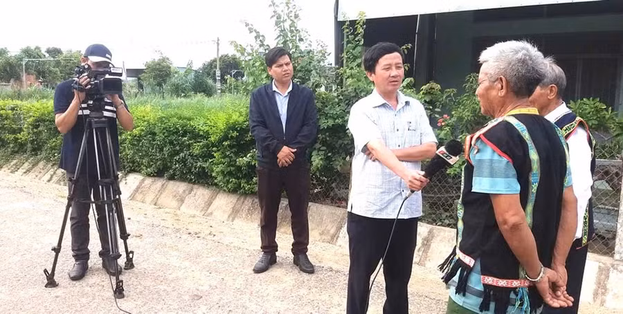Phóng viên Báo và phát thanh, truyền hình Gia Lai tác nghiệp tại xã Đak Pơ, thực hiện phóng sự về 70 năm Chiến thắng Đak Pơ - Điện Biên Phủ ở Liên khu 5. Ảnh: Đức Hải