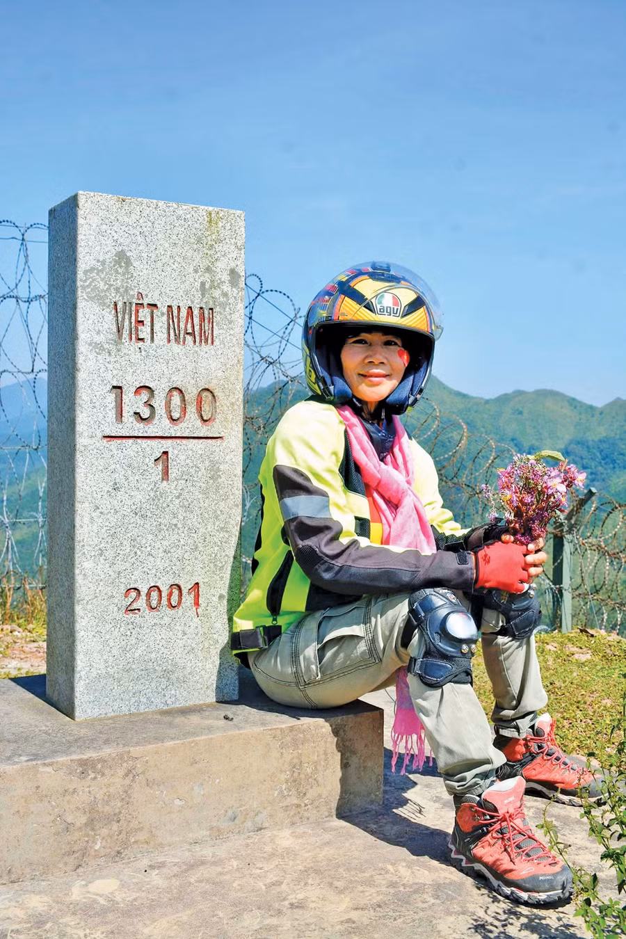 Bà Nguyễn Thị Bích Vân tại cột mốc quốc giới 1.300_1 (Lạng Sơn).