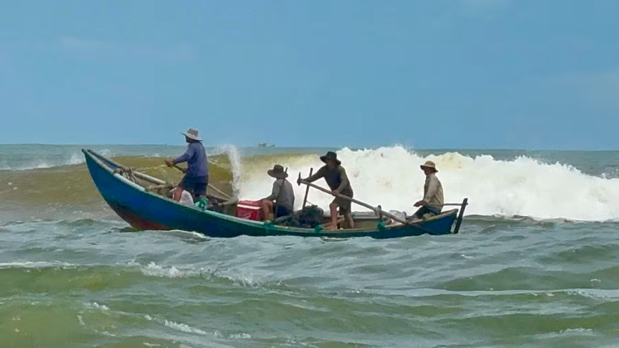 Ngư dân xã Mỏ Cày (Quảng Ngãi) vượt sóng cao 2-3 mét ra khơi. Ảnh: Nguyễn Ngọc