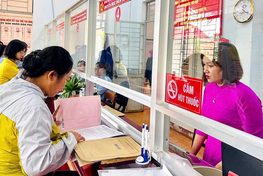 មន្ត្រីរាជការដោះស្រាយនីតិវិធីរដ្ឋបាលនៅមជ្ឈមណ្ឌលសេវារដ្ឋបាលសាធារណៈសង្កាត់អានភូ។ រូបថត៖ ភឿងយុង Công chức giải quyết thủ tục hành chính tại Trung tâm Phục vụ hành chính công phường An Phú. Ảnh: Phương Dung