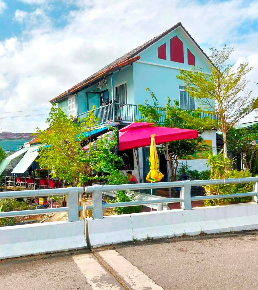 Công trình xây dựng của gia đình ông Trúc, trong đó có một phần nằm trên thửa đất số 878 và trong hành lang bảo vệ kè sông Côn. Ảnh: C.L