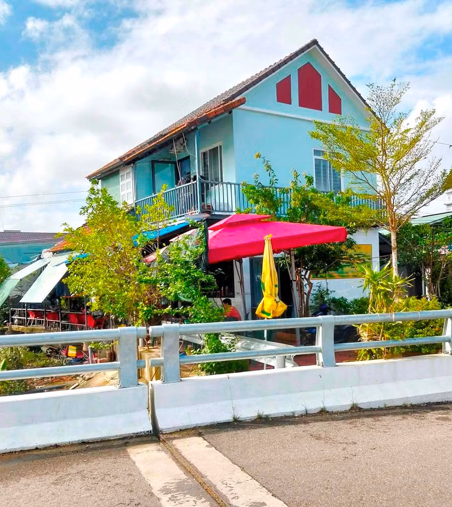 Công trình xây dựng của gia đình ông Trúc, trong đó có một phần nằm trên thửa đất số 878 và trong hành lang bảo vệ kè sông Côn. Ảnh: C.L