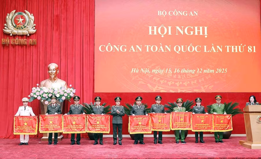 Ngày 16-12, Công an Gia Lai vinh dự được Bộ trưởng Bộ Công an tặng cờ thi đua đơn vị xuất sắc dẫn đầu phong trào thi đua Vì an ninh Tổ quốc năm 2025. Ảnh: ĐVCC