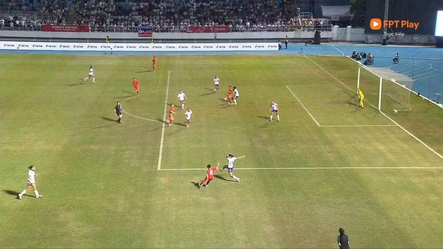 Bích Thùy cách vị trí việt vị rất xa.