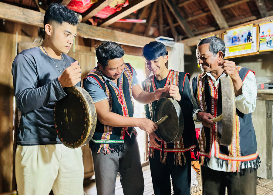 Các nghệ nhân Câu lạc bộ Cồng chiêng làng Canh Thành cùng các thanh niên diễn tấu một số bài chiêng của người Chăm H’roi. Ảnh: P.C.H