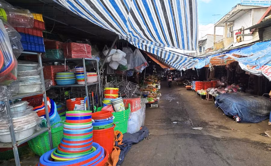 Chợ Chư Sê cũ đã xuống cấp, tiềm ẩn nguy cơ mất an toàn. Ảnh: M.P