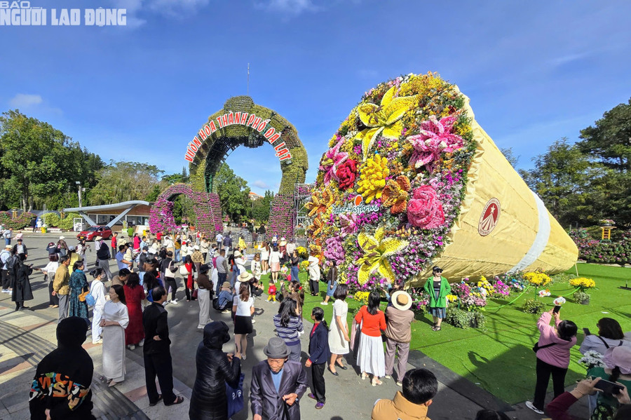 Bó hoa khổng lồ này có chiều dài 12,5 mét, đường kính bề mặt bó hoa 8 mét, đường kính phía cuối bó hoa là 2 mét, được 120 nghệ nhân, nhân viên Công ty TNHH Đà Lạt Hasfarm thực hiện.