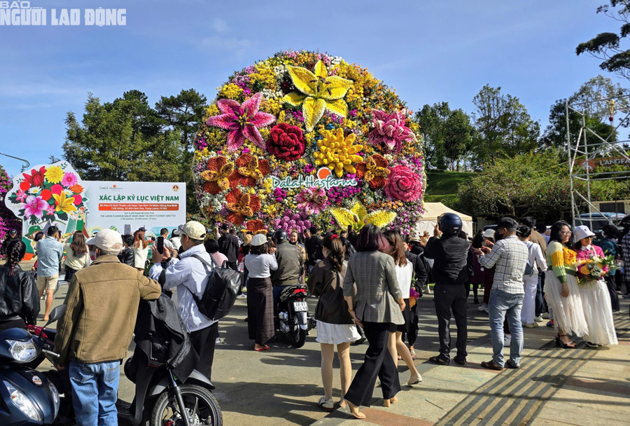 Ngày 15-12, khu vực trước Vườn hoa Đà Lạt (phường Xuân Hương - Đà Lạt, tỉnh Lâm Đồng) có rất đông người dân và du khách đến tham quan, chụp ảnh với bó hoa tươi khổng lồ đang được trưng bày ở đây.