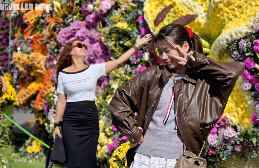 Trong sáng 15-12, không khí trước Vườn hoa Đà Lạt trở nên rộn ràng khi có hàng ngàn người đến check-in.