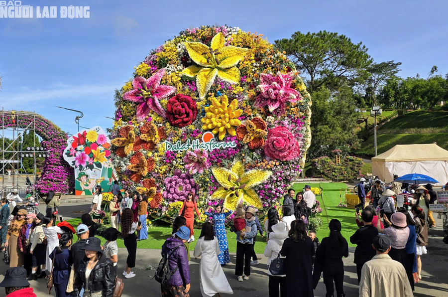 Bó hoa này ước tính nặng khoảng 10 tấn, được Tổ chức Kỷ lục Việt Nam (Vietkings) xác lập kỷ lục là bó hoa lớn nhất Việt Nam