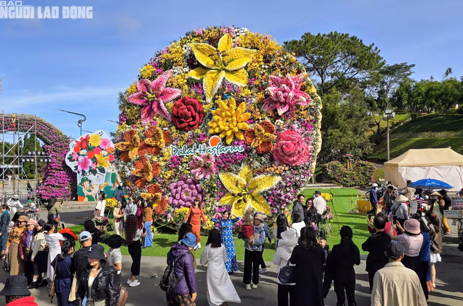 Bó hoa này ước tính nặng khoảng 10 tấn, được Tổ chức Kỷ lục Việt Nam (Vietkings) xác lập kỷ lục là bó hoa lớn nhất Việt Nam