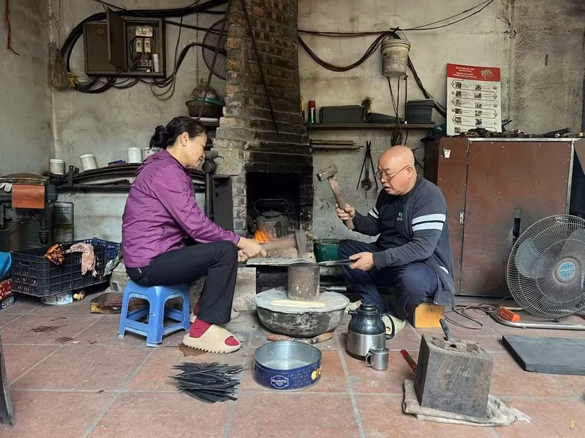 Vợ chồng ông Tùng ở xưởng rèn dao kéo.