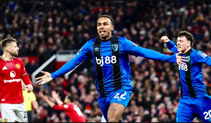 Eli Junior Kroupi là cầu thủ thứ 8 ghi bàn trong trận tại Old Trafford