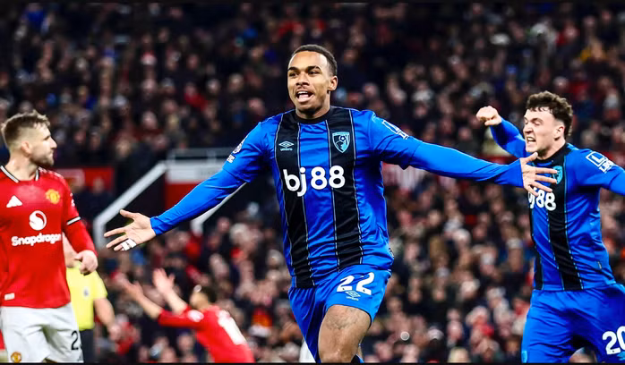 Eli Junior Kroupi là cầu thủ thứ 8 ghi bàn trong trận tại Old Trafford