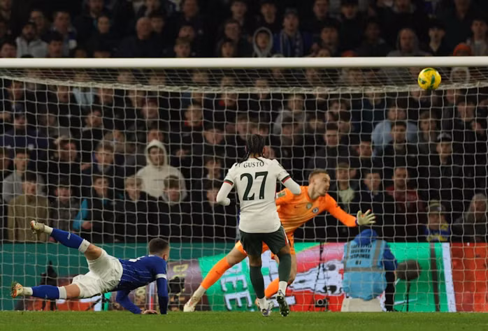 Cardiff City gỡ hòa với pha lập công của David Turnbull