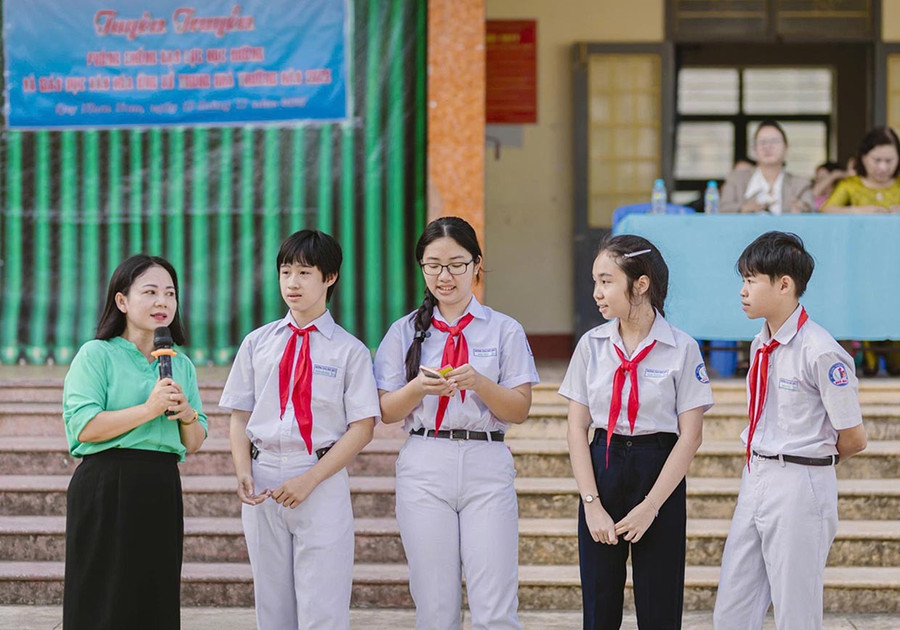 Thạc sĩ Nguyễn Thị Thùy Trang (bìa trái) tư vấn truyền thông về phòng, chống bạo lực học đường và giáo dục văn hóa ứng xử tại Trường THCS Ngô Mây (phường Quy Nhơn Nam). Ảnh: NVCC