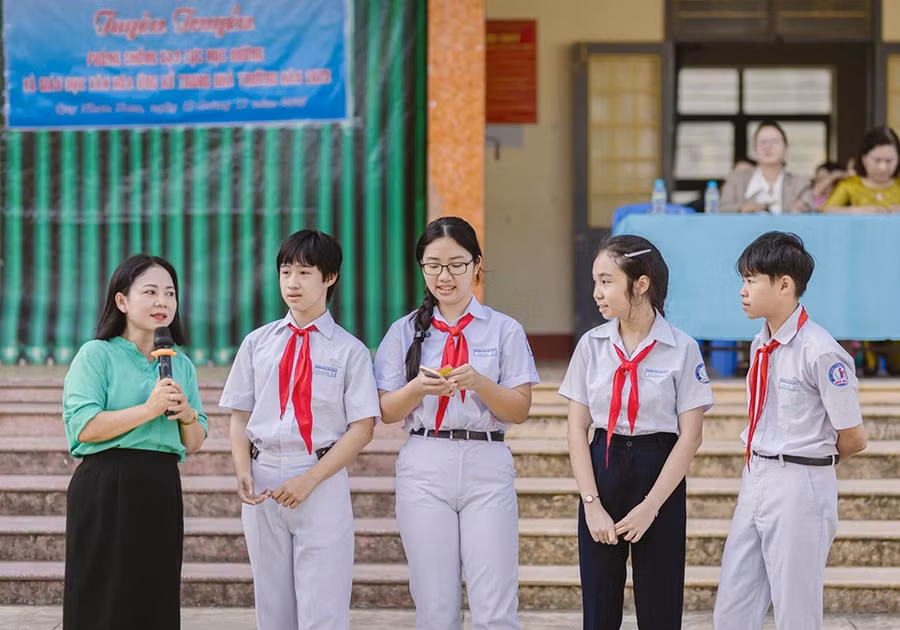 Thạc sĩ Nguyễn Thị Thùy Trang (bìa trái) tư vấn truyền thông về phòng, chống bạo lực học đường và giáo dục văn hóa ứng xử tại Trường THCS Ngô Mây (phường Quy Nhơn Nam). Ảnh: NVCC