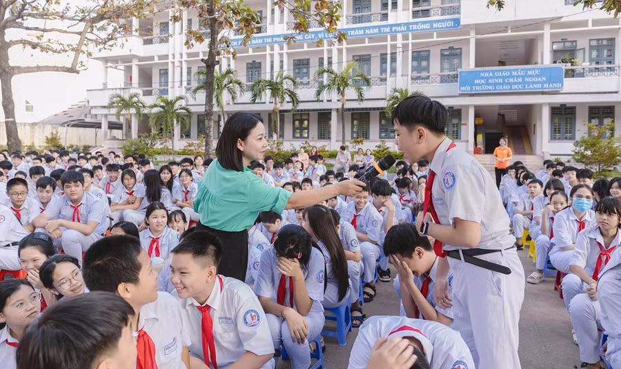 Học sinh Trường THCS Ngô Mây (phường Quy Nhơn Nam) tham gia hội nghị tuyên truyền về phòng, chống bạo lực học đường và giáo dục văn hóa ứng xử trong nhà trường. Ảnh: NVCC