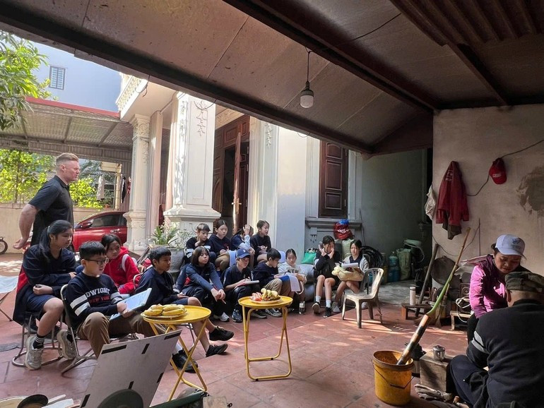 Học sinh một trường quốc tế tham quan xưởng rèn dao kéo Đa Sỹ.