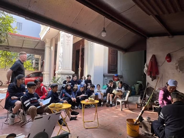 Học sinh một trường quốc tế tham quan xưởng rèn dao kéo Đa Sỹ.