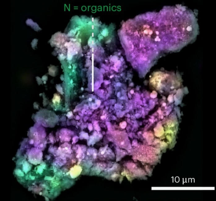 Vật liệu giống kẹo cao su mà tàu NASA đã đem về từ thế giới ngoài Trái Đất bí ẩn mang tên Bennu - Ảnh: ĐẠI HỌC STANFORD
