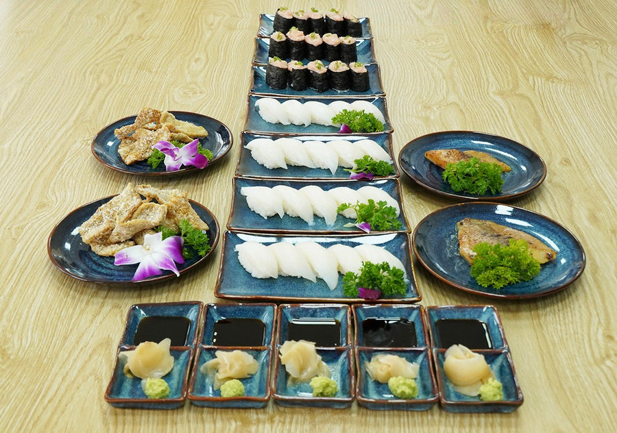 Mâncăruri de sushi preparate din pește roșu de la Lacul Dinh Binh. Fotografie: Viet Hung. Các món sushi được chế biến từ cá điêu hồng hồ Định Bình. Ảnh: Việt Hùng