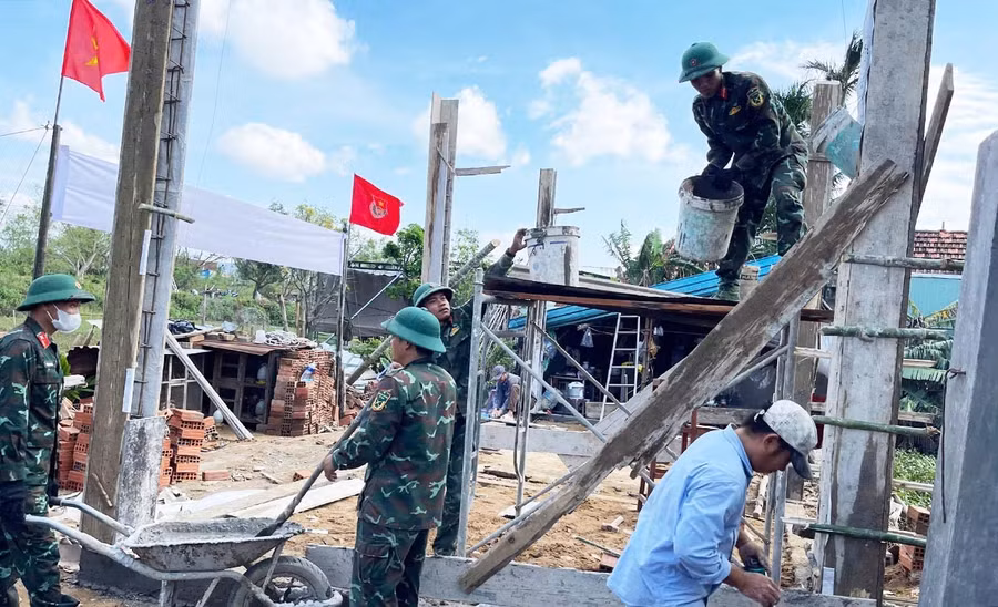 Quân đoàn 34 đang khẩn trương giúp người dân Gia Lai bị thiệt hại do thiên tai xây lại nhà mới. Ảnh: T.D