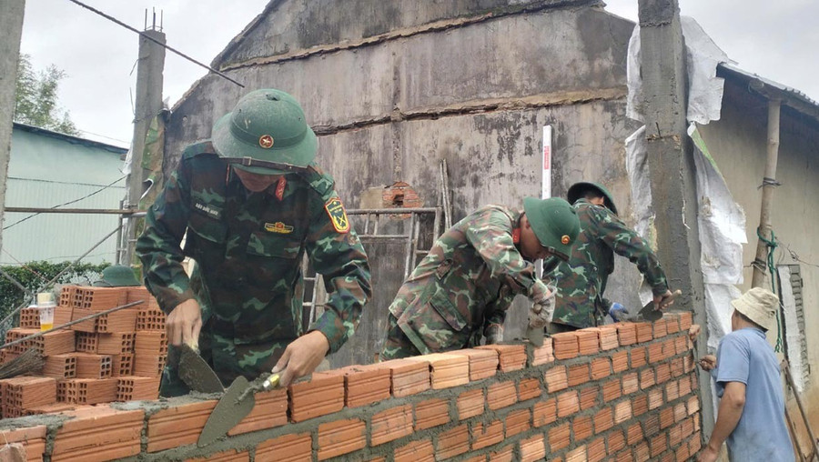 CBCS Lữ đoàn Pháo binh 40 xây nhà giúp dân làm nhà. Ảnh T.D