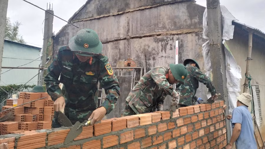 CBCS Lữ đoàn Pháo binh 40 xây nhà giúp dân làm nhà. Ảnh T.D