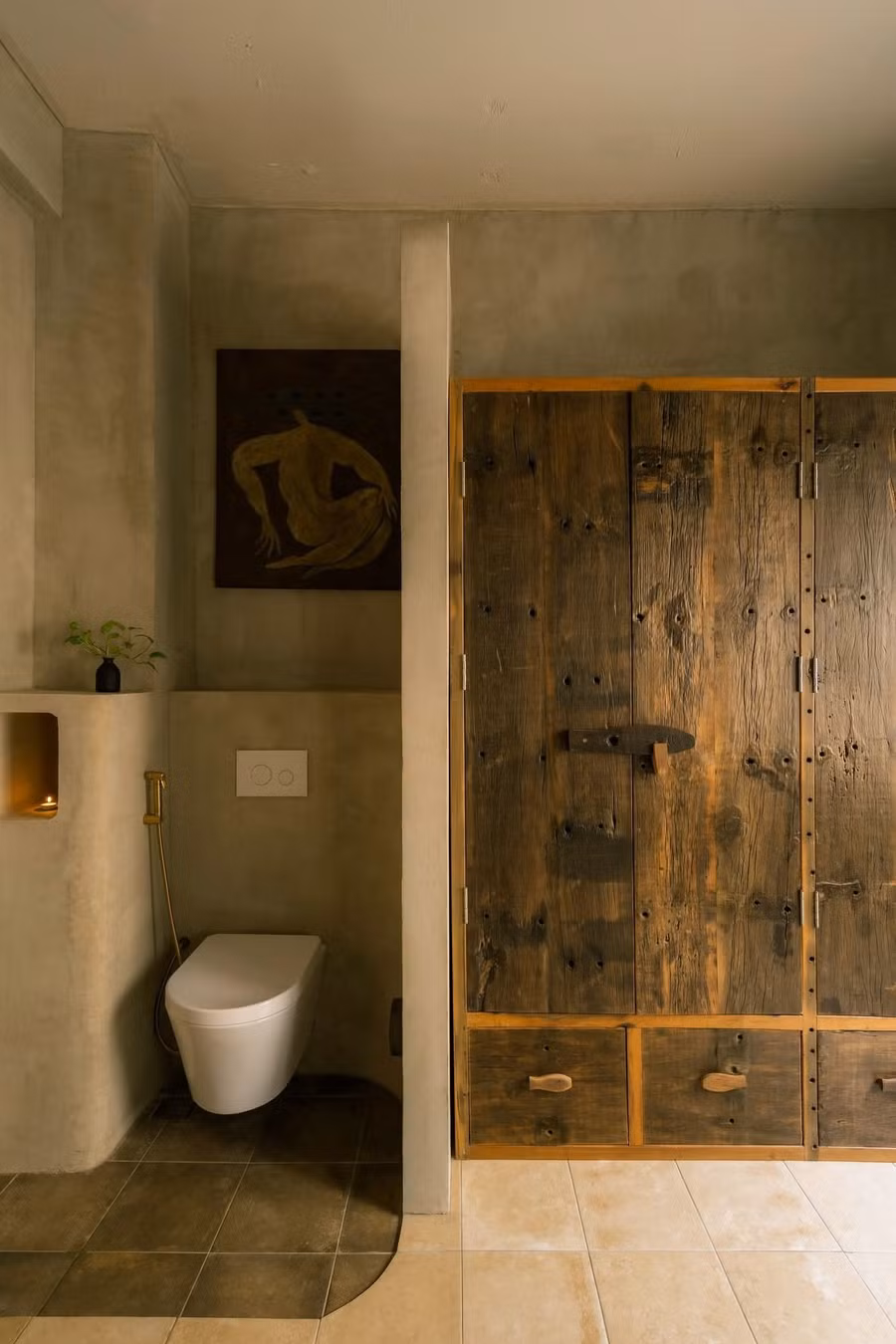 Các phòng tắm được phân chia khô ướt rõ ràng, giản dị nhưng đầy đủ tiện nghi. Các phòng ngủ cũng thống nhất với tinh thần thô mộc và cá tính, tạo nên không gian nghỉ ngơi vừa thú vị vừa thoải mái cho người sử dụng.