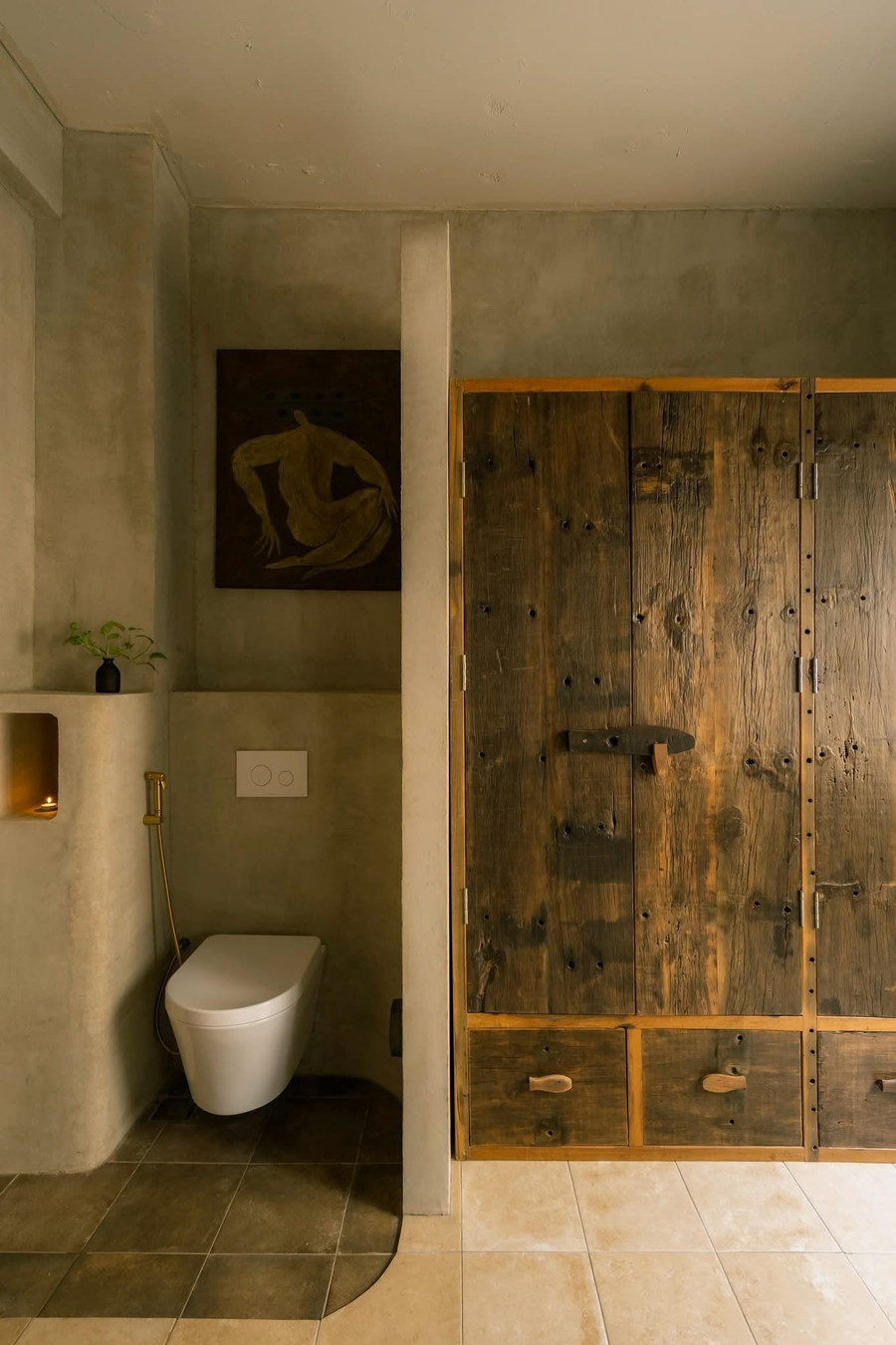 Các phòng tắm được phân chia khô ướt rõ ràng, giản dị nhưng đầy đủ tiện nghi. Các phòng ngủ cũng thống nhất với tinh thần thô mộc và cá tính, tạo nên không gian nghỉ ngơi vừa thú vị vừa thoải mái cho người sử dụng.