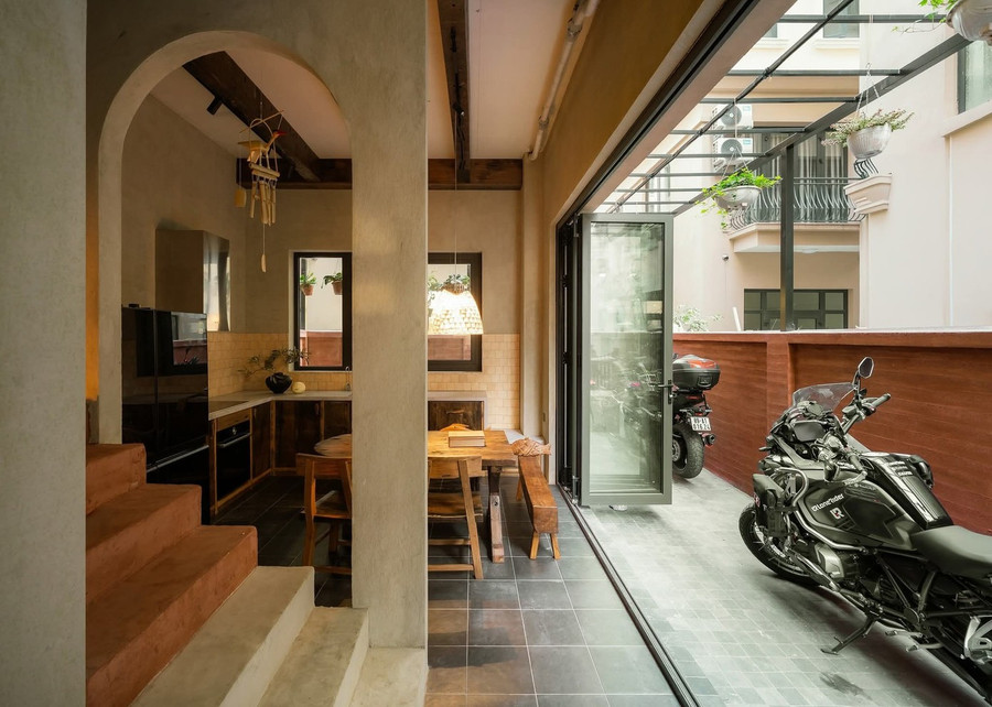 Không gian với tính cách thô mộc và những mảng màu mạnh cá tính. Nội thất gỗ Táu tái sinh từ thuyền cũ và đầy ắp đồ thủ công, vải lanh, đèn giấy,... biến nơi này thành một 'hang động' đầy cảm hứng.