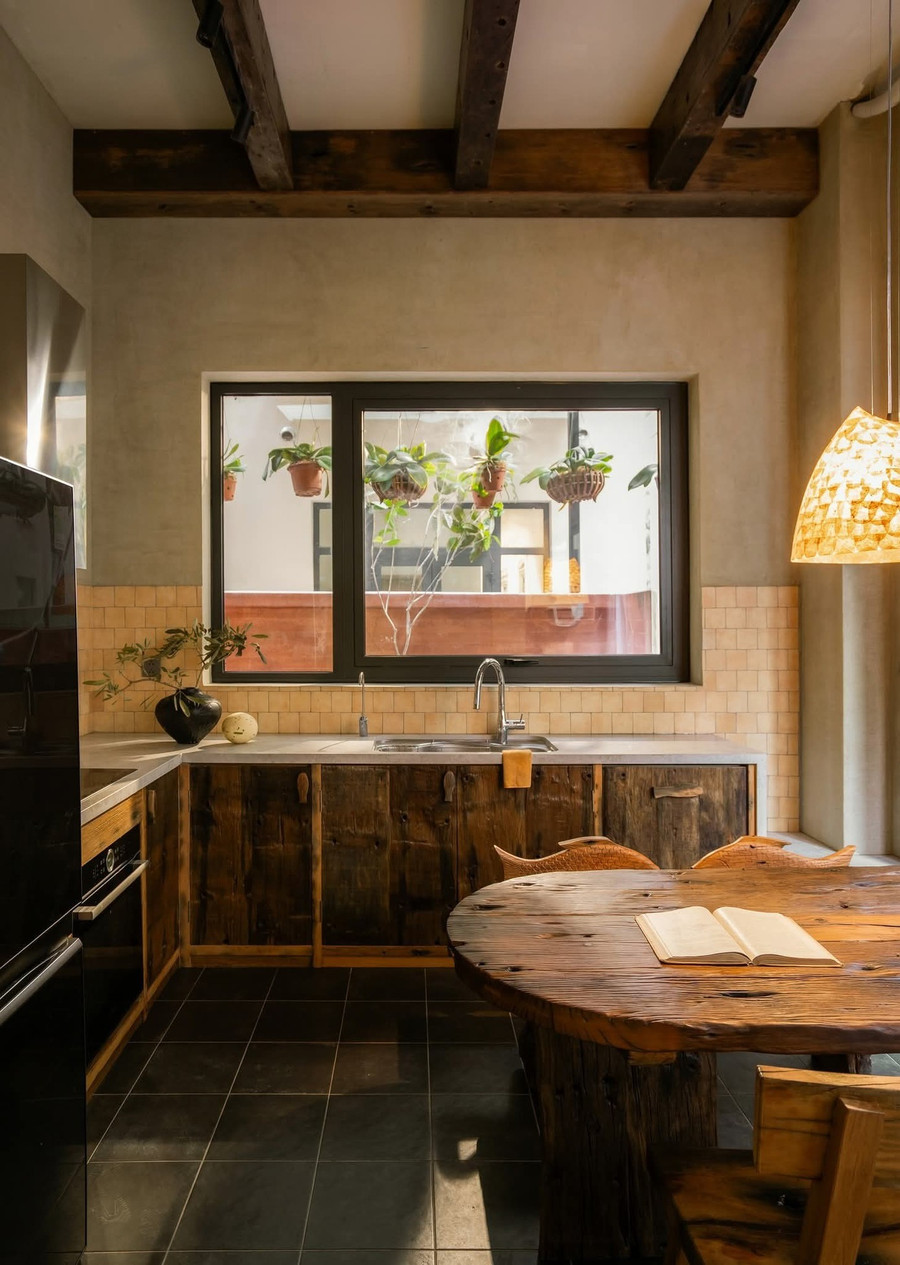 Tinh thần thô mộc không chỉ được thể hiện qua nội thất gỗ mà còn hiện diện qua tường hiệu ứng, vật liệu gạch, đá, đường nét bất đối xứng, bất toàn khắp mọi ngóc ngách.