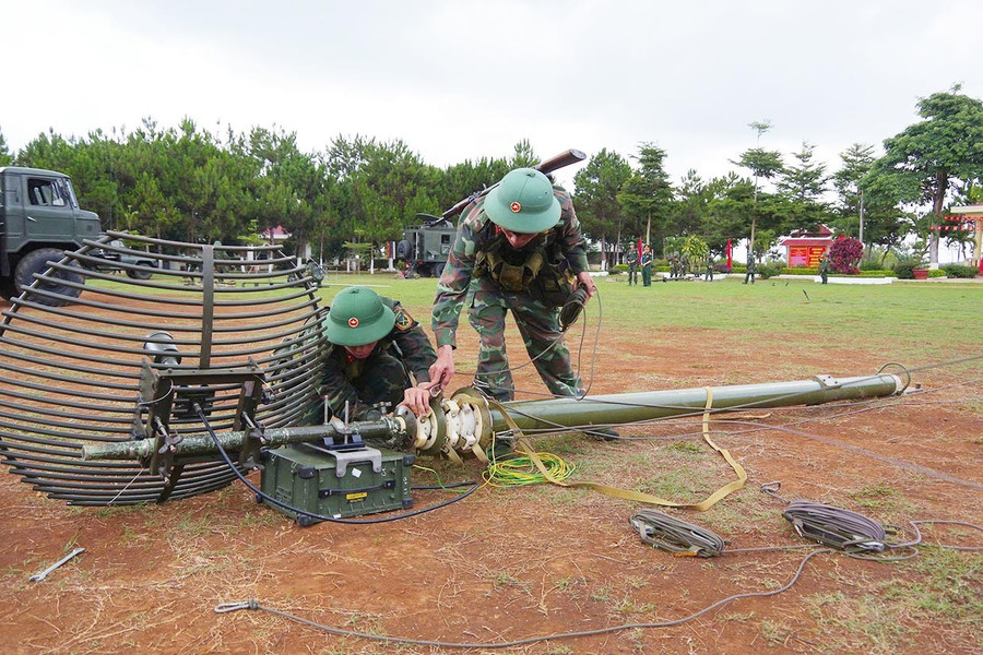 Officerare och soldater från 29:e signalregementet tränar för att säkerställa kommunikation. Foto: T.D. Cán bộ, chiến sĩ Trung đoàn Thông tin 29 huấn luyện đảm bảo thông tin liên lạc. Ảnh: T.D