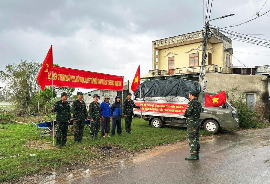 Officerare och soldater från 29:e signalregementet deltar i att bygga hus för att hjälpa människor under Cán bộ, chiến sĩ Trung đoàn Thông tin 29 tham gia làm nhà giúp dân trong “Chiến dịch Quang Trung”. Ảnh: T.D