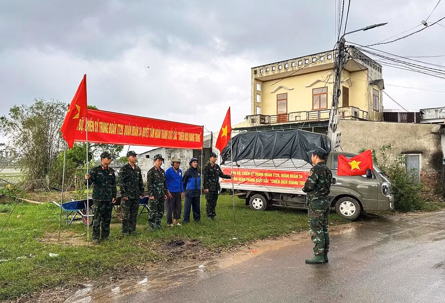 Cán bộ, chiến sĩ Trung đoàn Thông tin 29 tham gia làm nhà giúp dân trong “Chiến dịch Quang Trung”. Ảnh: T.D