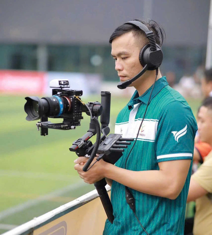 Anh Nguyễn Hữu Thịnh trong một lần tác nghiệp tại V-League. Ảnh: NVCC