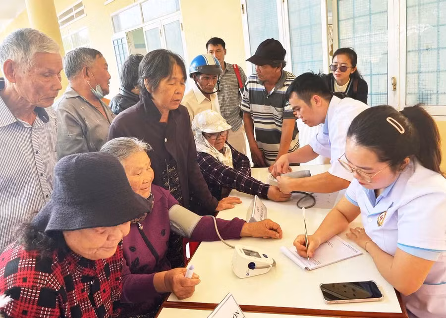 Cán bộ quân y thăm, khám cho người dân phường Quy Nhơn Đông. Ảnh: N.D