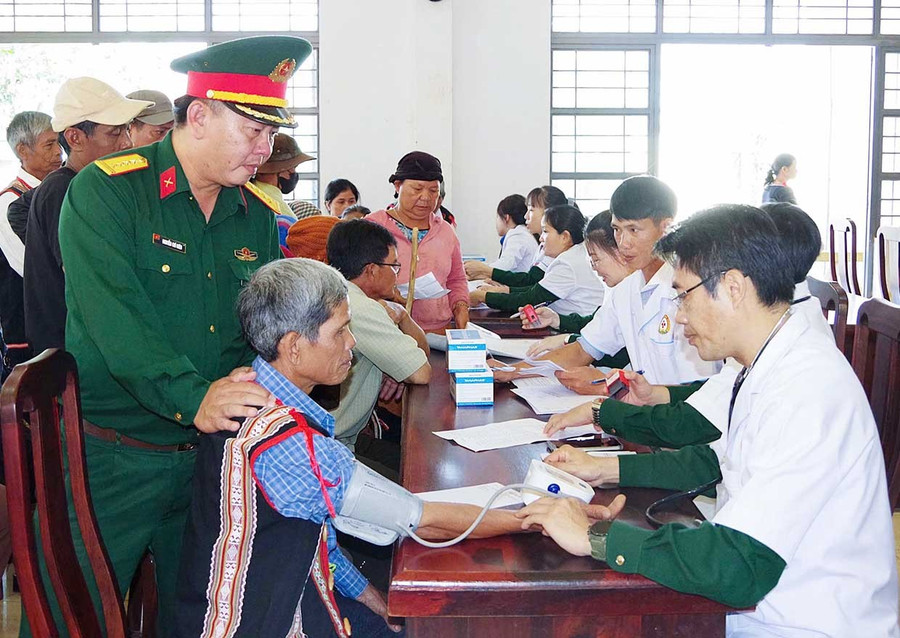 Y, bác sĩ Bệnh viện Quân y 15 khám bệnh, tư vấn sức khỏe cho người dân xã Ia Pnôn. Ảnh: N.D