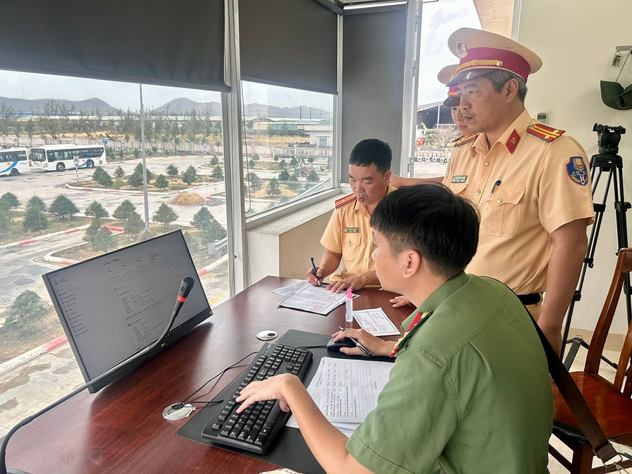 Tổ công tác tiến hành kiểm tra hệ thống máy tính phục vụ công tác sát hạch tại Trung tâm sát hạch lái xe thuộc Công ty Cổ phần Đào tạo và Dịch vụ GTVT Bình Định (phường Quy Nhơn Đông). Ảnh: K.A