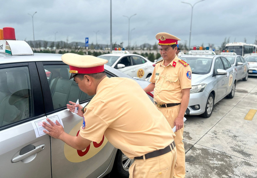 Trước mỗi kỳ sát hạch 1 ngày, Phòng CSGT (CA tỉnh) tiến hành niêm phong thiết bị, phương tiện sát hạch tại các Trung tâm sát hạch. Ảnh: K.A