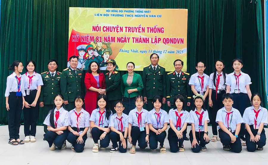 Cán bộ, hội viên Hội Cựu chiến binh phường Thống Nhất chụp hình lưu niệm với giáo viên, học sinh Trường THCS Nguyễn Văn Cừ sau buổi nói chuyện truyền thống. Ảnh: ĐVCC