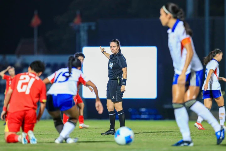 Trọng tài Rebecca Anne Durcau không công nhận bàn thắng hợp lệ của đội tuyển Việt Nam, bỏ qua nhiều pha phạm lỗi của Philippines nhưng lại rút thẻ rất nhanh khi Vạn Sự chỉ chạm nhẹ vào thủ môn đối phương.
