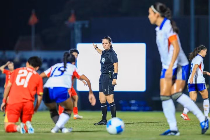 Trọng tài Rebecca Anne Durcau không công nhận bàn thắng hợp lệ của đội tuyển Việt Nam, bỏ qua nhiều pha phạm lỗi của Philippines nhưng lại rút thẻ rất nhanh khi Vạn Sự chỉ chạm nhẹ vào thủ môn đối phương.