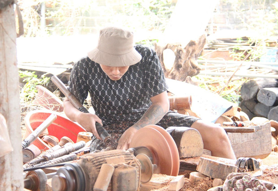 Sản phẩm tiện gỗ mỹ nghệ tròn tinh xảo được những người thợ lành nghề ở tổ dân phố Bắc Nhạn Tháp (phường An Nhơn) tạo ra. Ảnh: Trọng Lợi