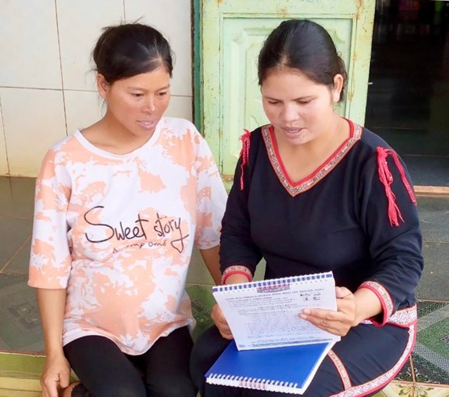 Chị H’Nhach (phải) tuyên truyền đến phụ nữ trong xã Lơ Pang về việc sinh con tại cơ sở y tế đảm bảo an toàn sức khỏe mẹ và bé. Ảnh: Như Nguyện