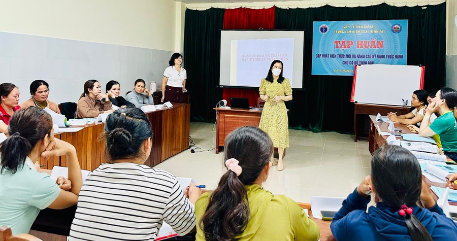 Các cô đỡ thôn, bản thường xuyên được tập huấn, cập nhật các kiến thức mới góp phần chăm sóc tốt sức khỏe bà mẹ, trẻ em trên địa bàn tỉnh. Ảnh: Như Nguyện